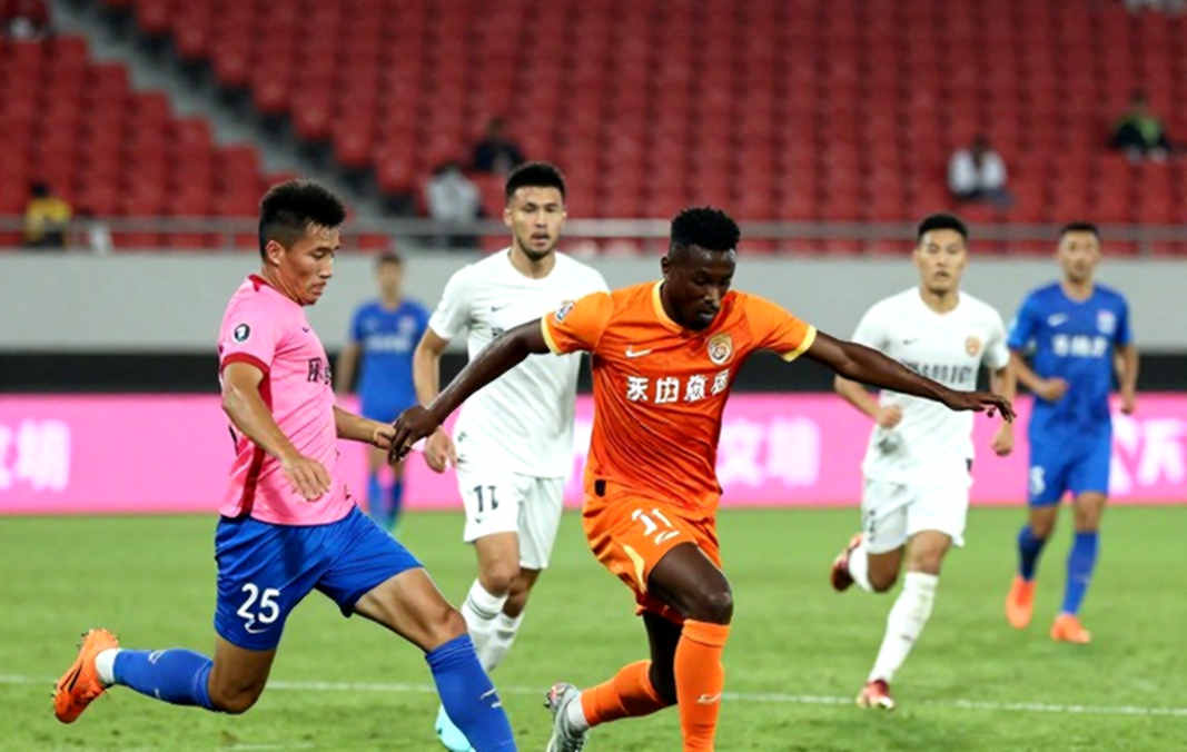 Tiếng giày trên sân Lạch Tray: Góc tối của thị trường chuyển nhượng V.League
