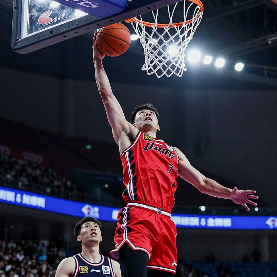 Đầu gối Julian Strawther và khoảng trống nhân đôi ở cánh dự bị Denver Nuggets
